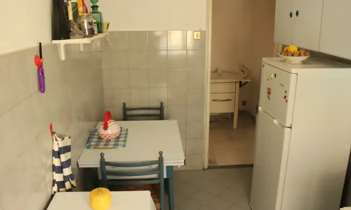 Rexer-Roma-Grazioso-bilocale-arredato-CUCINA