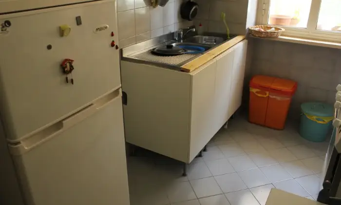 Rexer-Roma-Grazioso-bilocale-arredato-CUCINA