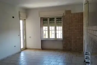 Rexer-Mugnano-di-Napoli-Spazioso-quadrilocale-piano-basso-CUCINA