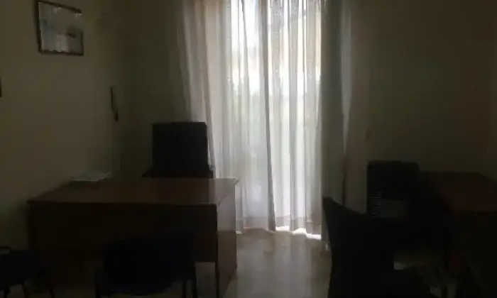 Rexer-Afragola-Luminosa-stanza-uso-ufficiostudio-piano-basso-ALTRO