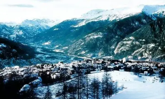 Rexer-Sauze-dOulx-Monolocale-panoramico-con-giardino-SALONE