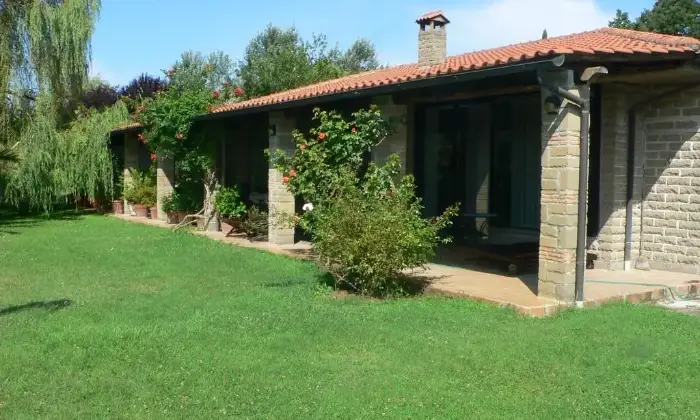 Rexer-Manziana-Elegante-villa-nel-verde-ESTERNO