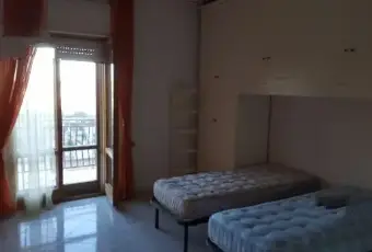 Rexer-Napoli-Posti-letto-per-studentesse-CAMERA-DA-LETTO