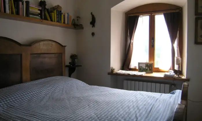 Rexer-Borca-di-Cadore-Appartamento-in-Cadore-CAMERA-DA-LETTO-matrimoniale-con-com-e-libreria