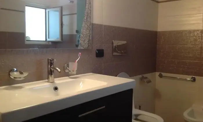 Rexer-Bari-Un-posto-letto-a-studentessa-in-doppia-ampia-e-luminosa-BAGNO