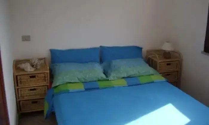 Rexer-San-Teodoro-Grazioso-bilocale-al-piano-terra-con-giardino-CAMERA-DA-LETTO