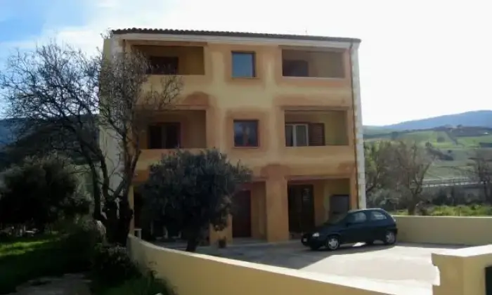 Rexer-Valledoria-Grazioso-bilocale-con-veranda-GIARDINO