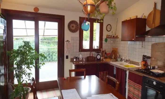 Rexer-Cittiglio-Porzione-di-casa-a-Vararo-per-raggiungere-la-frazione-c-una-provinciale-montana-in-salita-di-km-CUCINA