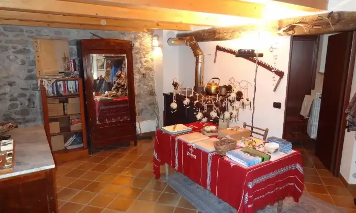 Rexer-Cittiglio-Porzione-di-casa-a-Vararo-per-raggiungere-la-frazione-c-una-provinciale-montana-in-salita-di-km-CUCINA