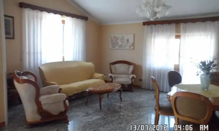 Rexer-Fiumicino-Ampia-stanza-matrimoniale-ad-uso-singola-in-villa-SALONE