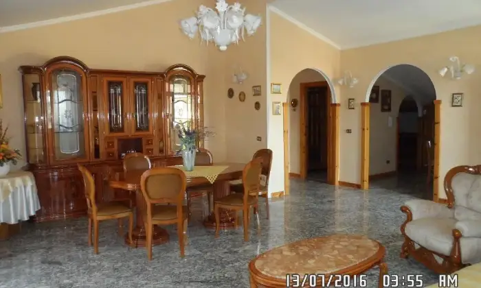 Rexer-Fiumicino-Ampia-stanza-matrimoniale-ad-uso-singola-in-villa-SALONE
