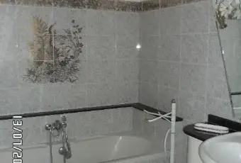 Rexer-Fiumicino-Ampia-stanza-matrimoniale-ad-uso-singola-in-villa-BAGNO