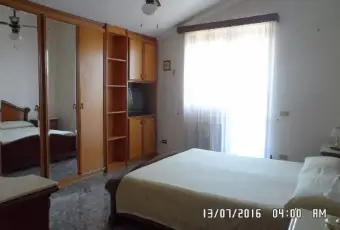 Rexer-Fiumicino-Ampia-stanza-matrimoniale-ad-uso-singola-in-villa-CAMERA-DA-LETTO