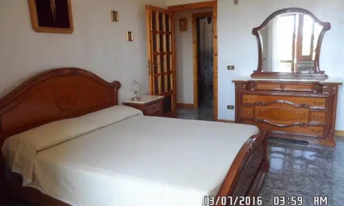 Rexer-Fiumicino-Ampia-stanza-matrimoniale-ad-uso-singola-in-villa-CAMERA-DA-LETTO