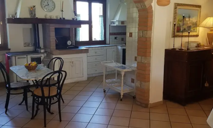Rexer-Montecchio-Villa-stile-shabby-in-paesino-medioevale-SALONE