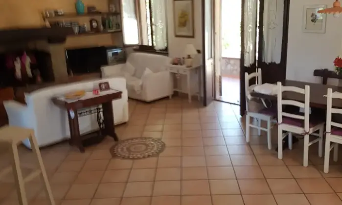 Rexer-Montecchio-Villa-stile-shabby-in-paesino-medioevale-SALONE