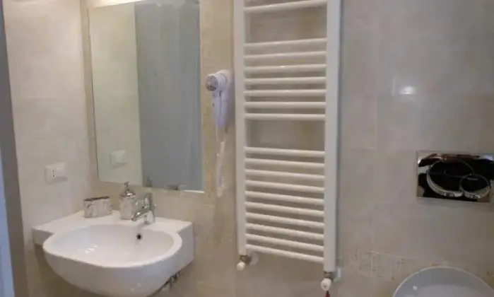 Rexer-Roma-Arredato-con-charme-a-Roma-San-Giovanni-ristrutturato-BAGNO