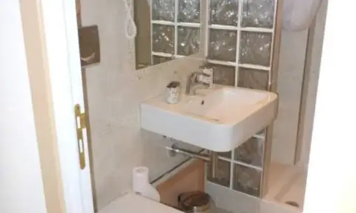 Rexer-Roma-Arredato-con-charme-a-Roma-San-Giovanni-ristrutturato-BAGNO