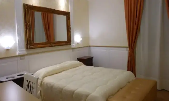 Rexer-Roma-Arredato-con-charme-a-Roma-San-Giovanni-ristrutturato-CAMERA-DA-LETTO