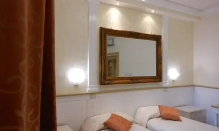 Rexer-Roma-Arredato-con-charme-a-Roma-San-Giovanni-ristrutturato-CAMERA-DA-LETTO