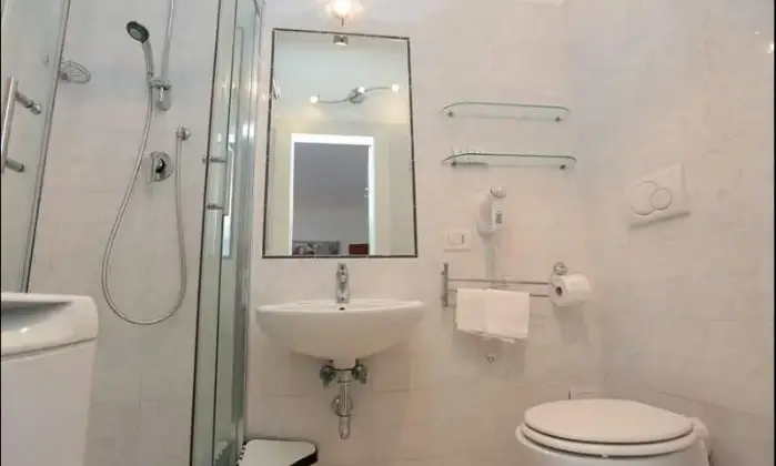 Rexer-Roma-Monolocale-Attico-San-Pietro-disponibile-solo-dal-all-BAGNO