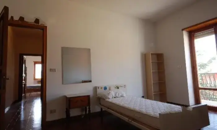 Rexer-LAquila-Propriet-spaziosa-e-luminosa-CAMERA-DA-LETTO