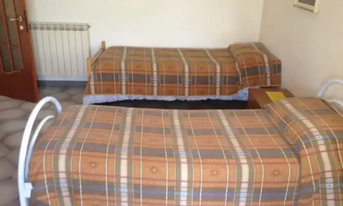 Rexer-Napoli-Quadrilocale-arredato-CAMERA-DA-LETTO