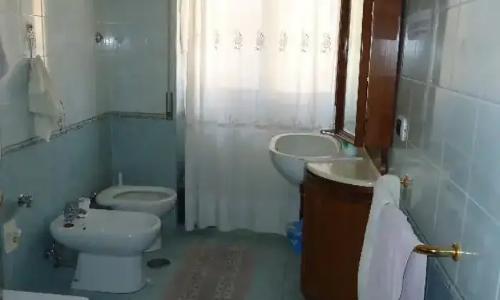 Rexer-Roma-Ampia-stanza-amm-vicina-fermata-metro-A-Numidio-Quadrato-BAGNO