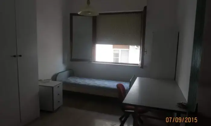 Rexer-Reggio-di-Calabria-Luminose-camere-solo-donne-in-appartamento-luminoso-CAMERA-DA-LETTO