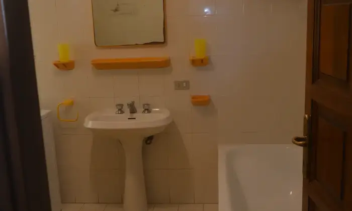 Rexer-La-Maddalena-Solare-e-allegro-trilocale-piano-basso-BAGNO