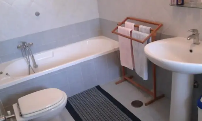 Rexer-Napoli-BILOCALE-ideale-x-anziani-e-lavoratoricon-busta-paga-BAGNO