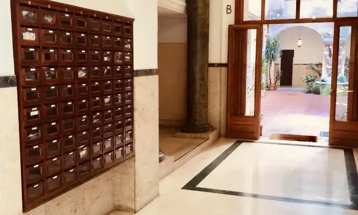 Rexer-Roma-Posto-letto-in-camera-doppia-Cortile-interno-al-palazzo