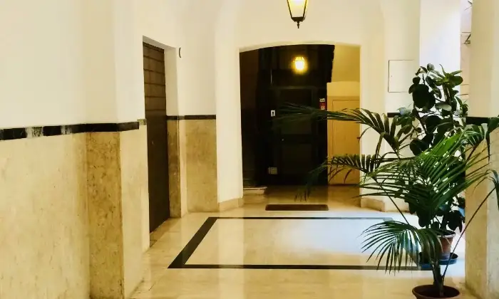 Rexer-Roma-Posto-letto-in-camera-doppia-Cortile-interno-al-palazzo