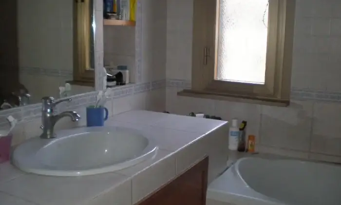 Rexer-Roma-Affittasi-ampia-stanza-singola-zona-PrenestinoMalatesta-BAGNO