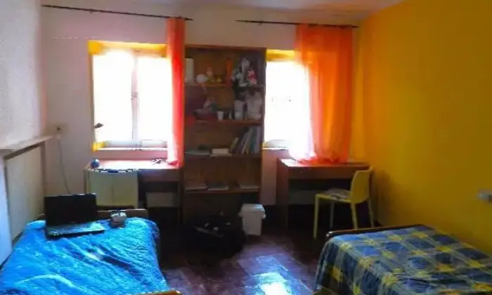 Rexer-Urbino-Posto-letto-a-studentessa-centro-storico-CAMERA-DA-LETTO