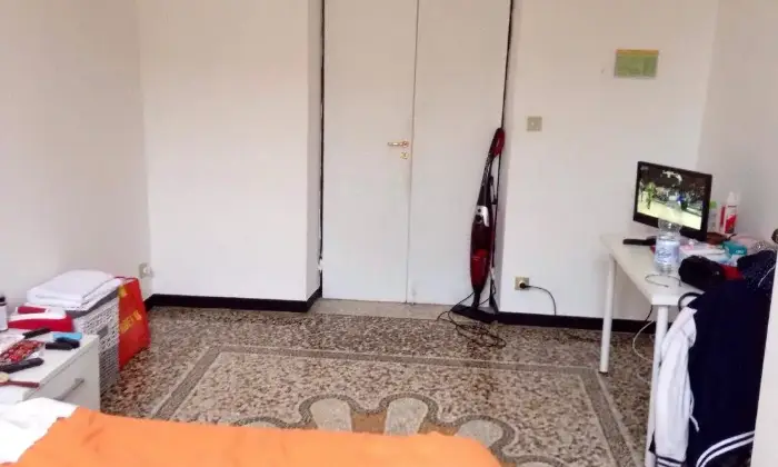 Rexer-Genova-Ampia-stanza-in-Genova-Principe-CAMERA-DA-LETTO