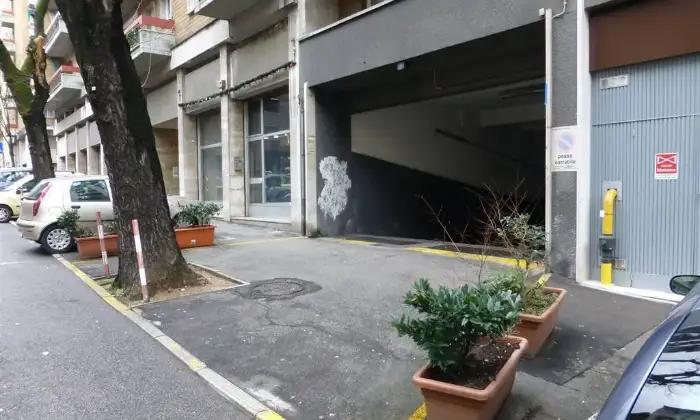 Rexer-Trieste-Grande-posto-auto-con-ripostiglio-in-garage-con-porta-automatica-GARAGE