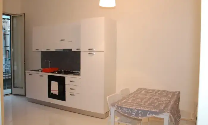 Rexer-Palermo-Affittasi-posto-letto-in-stanza-singola-a-studentesse-o-lavoratrici-max-anni-non-fumatrici-in-pieno-centro-CAMERA-DA-LETTO