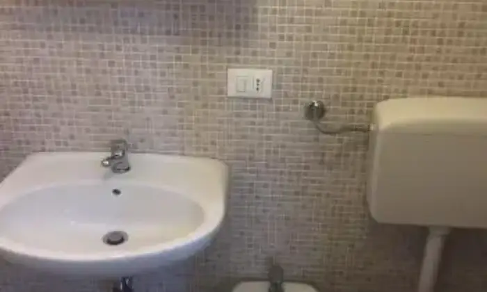 Rexer-Ragusa-Affitto-di-appartamento-su-due-piani-in-via-Grotta-DAcqua-BAGNO