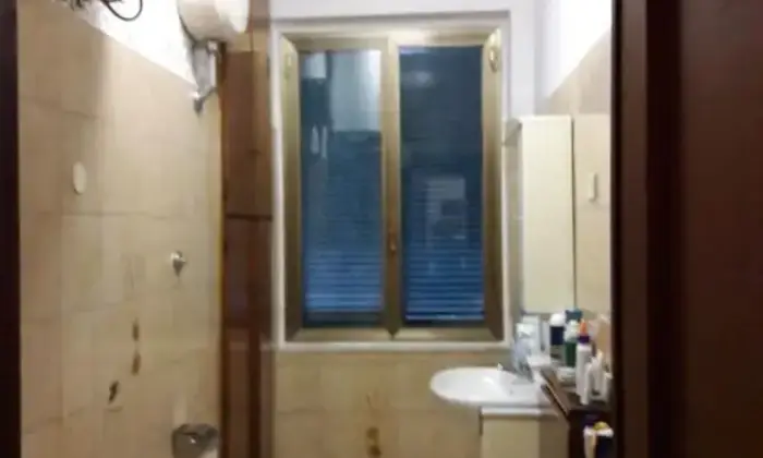 Rexer-Roma-APPARTAMENTO-CON-DUE-AMPIE-STANZE-SINGOLE-BAGNO