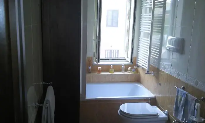 Rexer-Giugliano-in-Campania-Grazioso-appartamento-in-buono-stato-con-box-BAGNO