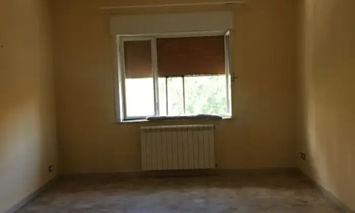 Rexer-Messina-Appartamento-ben-rifinito-ampio-salone-ingresso-stanze-letto-bagno-ingresso-ripostigli