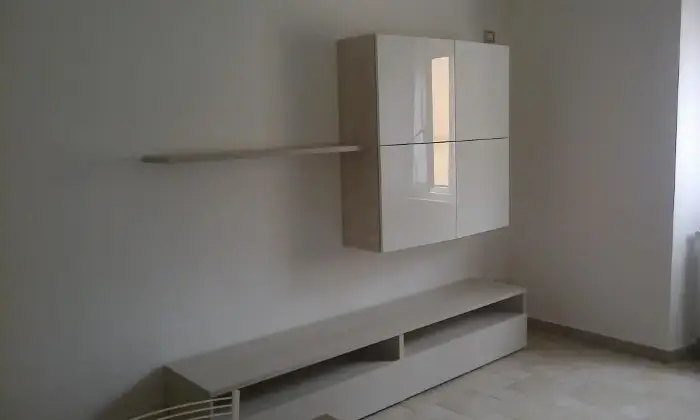 Rexer-Viterbo-Posto-letto-x-studentessa-SALONE