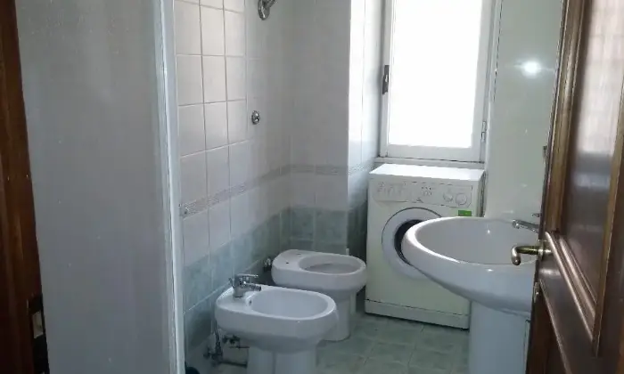 Rexer-Roma-Appartamento-per-tre-studentiesse-Universit-Cattolica-BAGNO