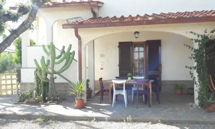 Rexer-Campiglia-Marittima-Casa-vacanze-in-campagna-a-pochi-minuti-dal-mare-Scala-di-accesso-alla-casa