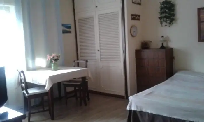 Rexer-Roma-Monolocale-con-uso-piscina-CAMERA-DA-LETTO