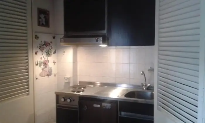 Rexer-Roma-Monolocale-con-uso-piscina-CUCINA