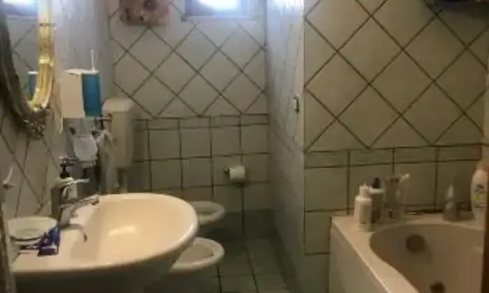 Rexer-Somma-Vesuviana-Appartamento-vicino-alla-stazione-di-Rione-Trieste-BAGNO