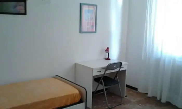 Rexer-Teramo-Ragazza-per-completare-appartamento-CAMERA-DA-LETTO