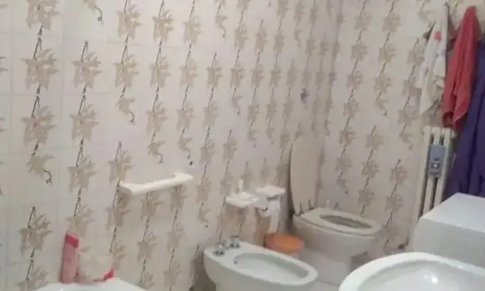 Rexer-Teramo-Ragazza-per-completare-appartamento-BAGNO